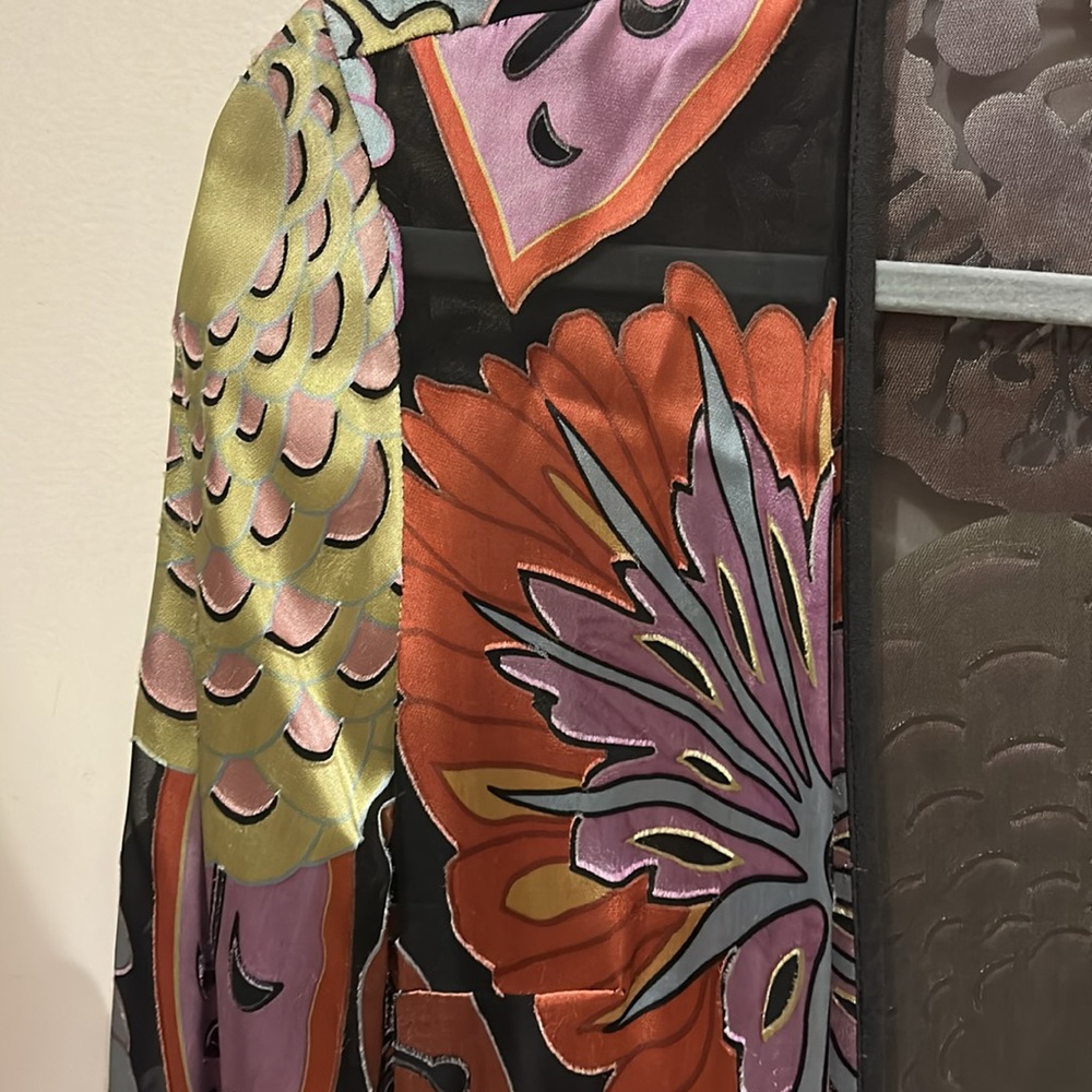 Beautiful artsy silk kimono.Will dress up sny outfit lightweightgreat traveling. - Picture 3 of 16